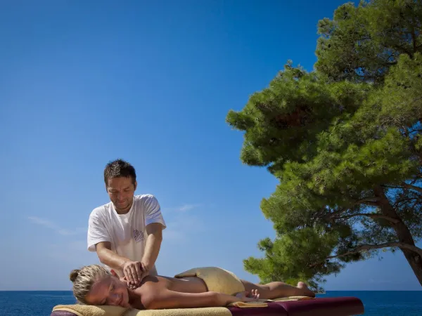 Massage auf dem Roan-Campingplatz Cikat.