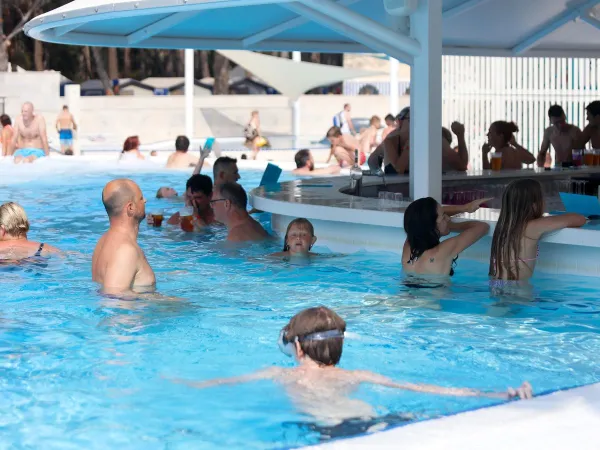 Belebtes Schwimmbad auf dem Roan Campingplatz Cikat.