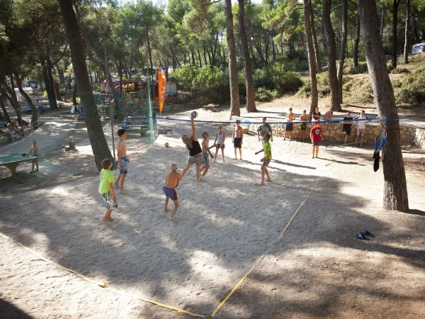 Volleyball-Aktivität auf dem Roan-Campingplatz Cikat.