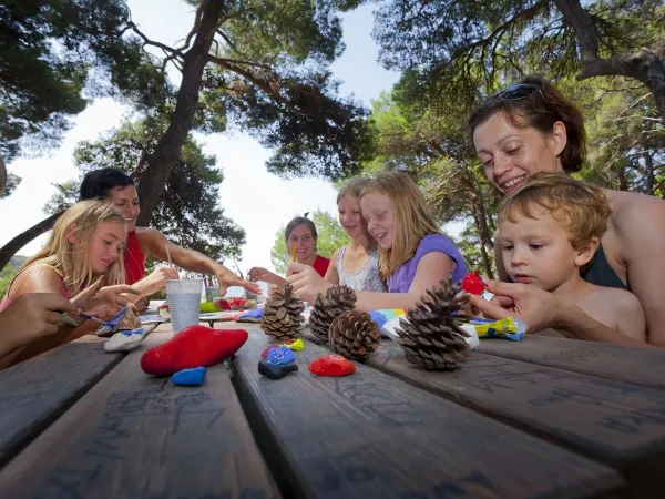 Spielende Kinder auf dem Roan-Campingplatz Cikat.