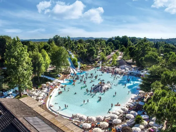 Übersicht Lagunenpool mit Wasserrutschen auf dem Campingplatz Roan Altomincio.