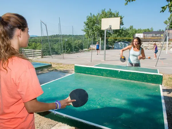 Spielen Sie Tischtennis auf dem Campingplatz Roan Aluna Vacances.