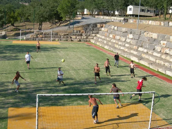 Fußball spielen auf dem Sportplatz des Campingplatzes Roan Aluna Vacances.