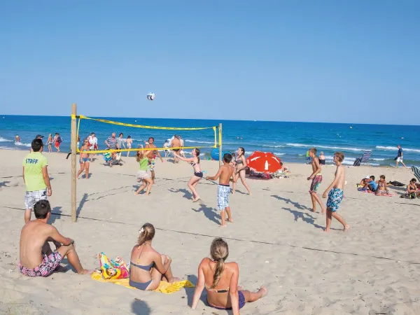 Beachvolleyball im Roan Camping Beach Garden.