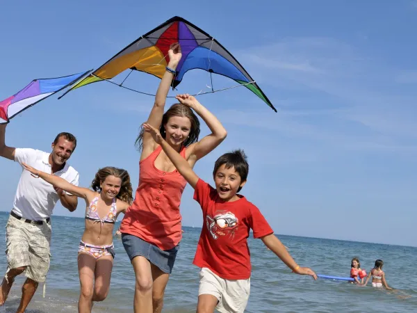 Drachensteigen lassen im Roan Camping Beach Garden.