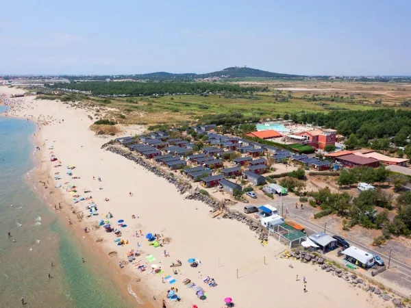 Überblick über den Strand des Roan Camping Beach Garden.