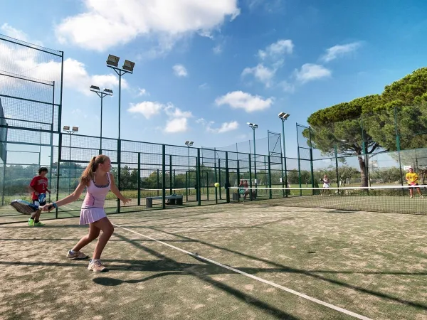 Tennis auf dem Roan-Campingplatz Playa Montroig.