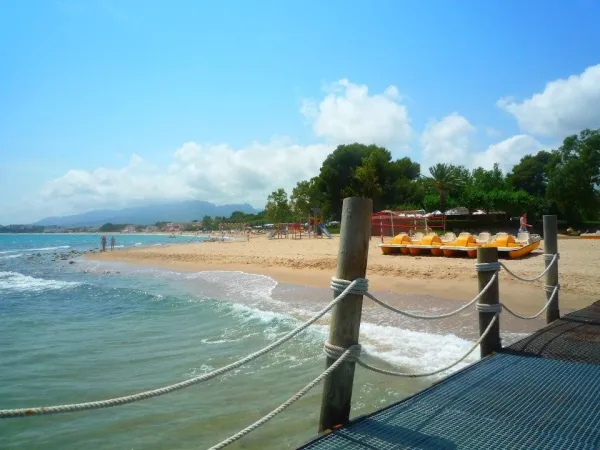 Pier im Meer auf dem Roan Campingplatz Playa Montroig.