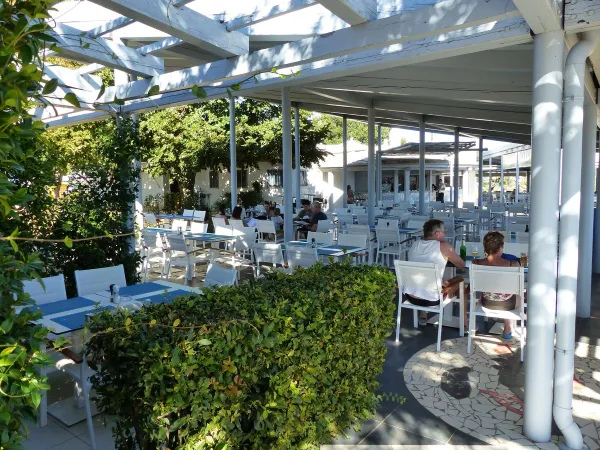 Eine Terrasse auf dem Campingplatz Roan Polari.