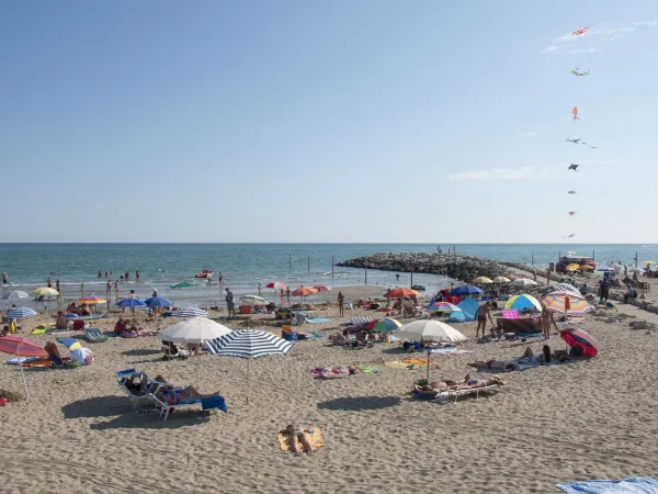 Belebter Strand in der Nähe des Campingplatzes Sant Angelo.