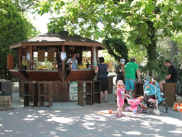 Thematische Bar auf dem Roan-Campingplatz Tahiti.