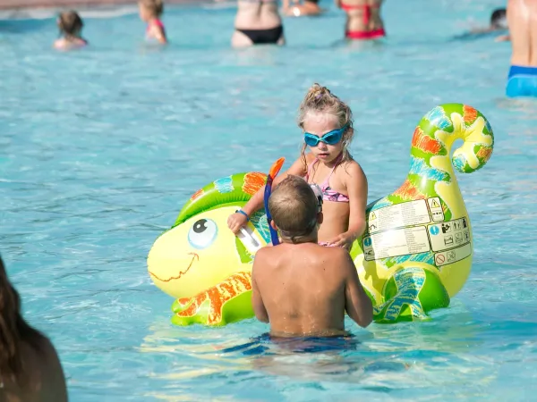 Kinder spielen im Pool auf dem Roan Camping Tahiti.