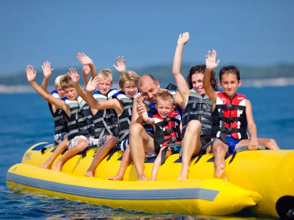 Bananenboot-Aktivität auf dem Roan-Campingplatz Vestar.