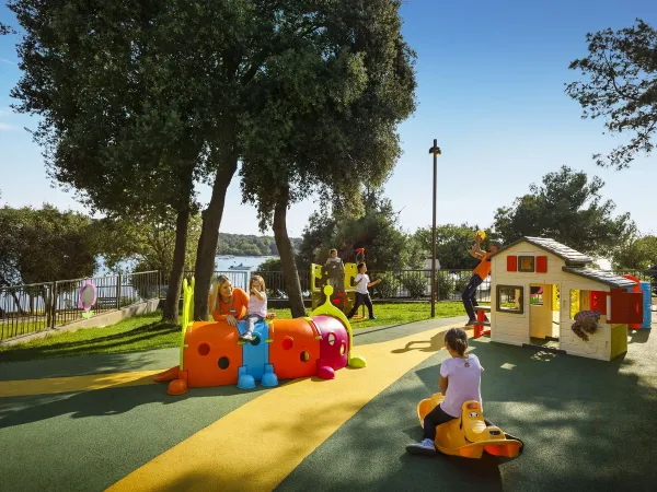 Kinderspielplatz auf dem Roan Camping Vestar.