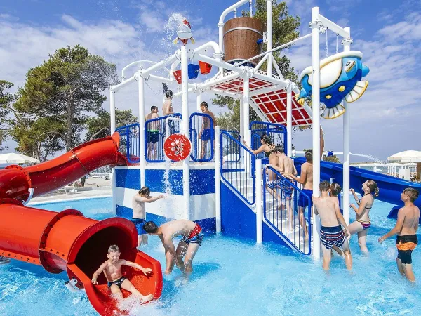 Wasserspielplatz auf dem Campingplatz Roan in der Ferienanlage Zaton.