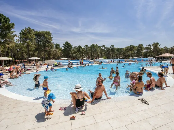 Gemütliche Poolanlage auf dem Campingplatz Roan in der Ferienanlage Zaton.