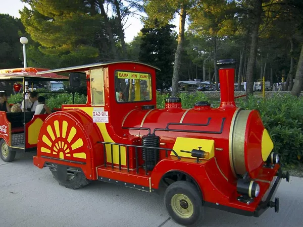 Touristenzug auf dem Campingplatz Roan in der Ferienanlage Zaton.