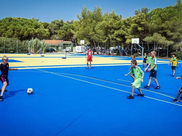 Fußball spielen auf dem Multisportplatz des Campingplatzes Roan in der Ferienanlage Zaton.