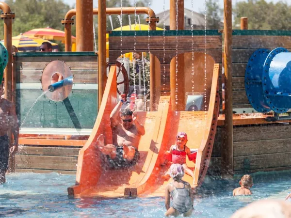 Spiele und Rutschen im Pool auf dem Campingplatz Roan Pra'delle Torri.