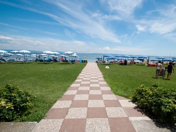 Fußweg zum Strand vom Roan Camping Turistico.