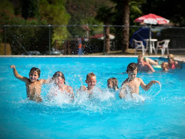 Kinder haben Spaß im Pool auf dem Roan Camping La Rocca Manerba.
