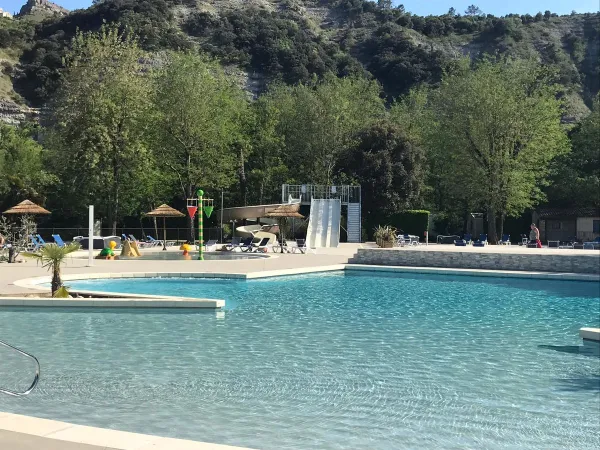 Schwimmbad mit Rutschen auf dem Campingplatz Roan La Grand Terre.