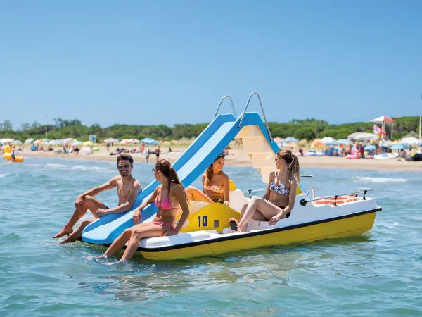 Pedalos am Strand des Campingplatzes Roan Union Lido Mare.