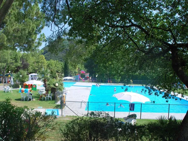 Übersicht über das Schwimmbad auf dem Campingplatz Roan La Rocca Manerba.
