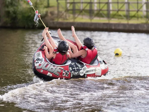 Wasseraktivitäten auf dem Roan Camping Des Ormes.