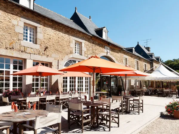 Eine Terrasse auf dem Campingplatz Roan des Ormes.