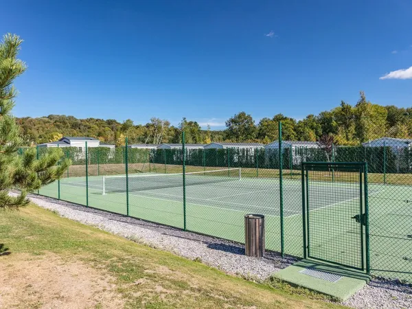 Tennisplatz auf dem Campingplatz Roan du Vieux Pont.