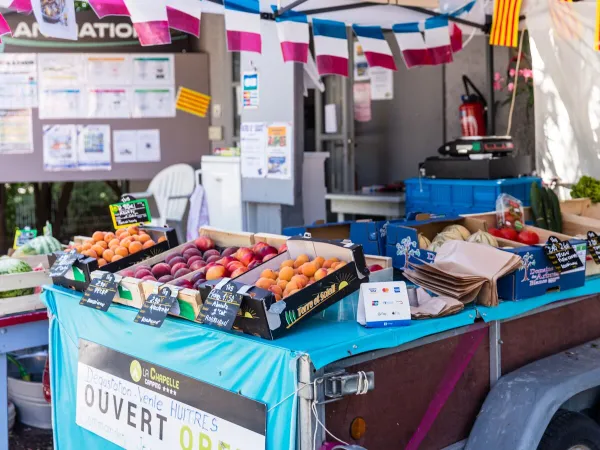 Obststand auf dem Campingplatz Roan La Chapelle.