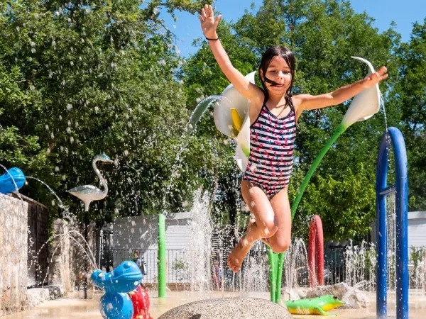 Laufen Sie durch den Wasserspielplatz auf dem Campingplatz Roan Le Ranc Davaine.