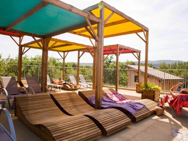 Überdachte Lounge-Terrasse auf dem Campingplatz Roan Le Ranc Davaine.