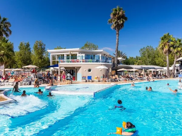 Lebendiges Schwimmbad auf dem Roan Camping Club Napoléon.