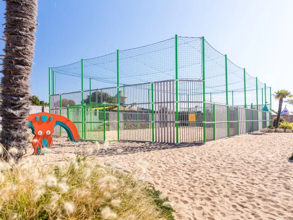 Sportplatz am Strand des Campingplatzes Roan Le Domaine du Clarys.