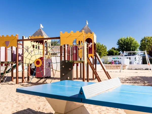 Spielplatz und Tischtennisplatte auf dem Campingplatz Roan Le Domaine du Clarys.