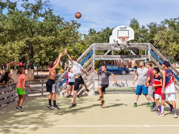 Basketballplatz auf dem Roan Camping Du Verdon.