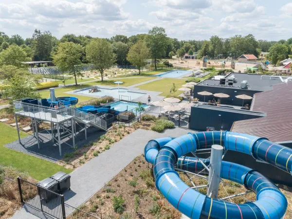 Übersicht über das Freibad auf dem Campingplatz De Twee Bruggen in Roan.