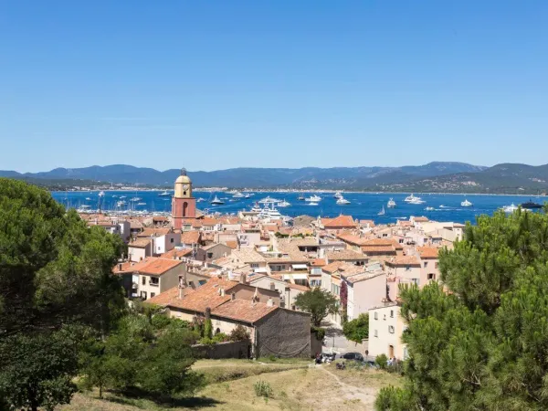 Die Stadt Saint Tropez in der Nähe von Roan camping Domaine de la Noguière.