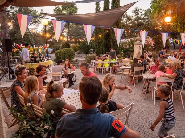 Eine Terrasse auf dem Campingplatz Roan Domaine de la Noguière.