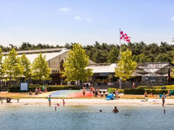 Überblick über den Teich mit Lufttrampolin auf dem Roan Camping Terspegelt.