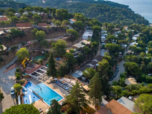 Roan Campingplatz Cala Canyelles Pool und Unterkunft Übersicht.