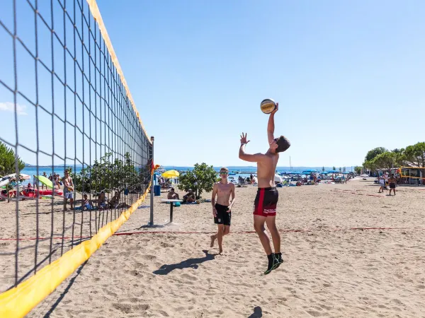 Volleyball am Strand Roan camping Zaton Ferienanlage.