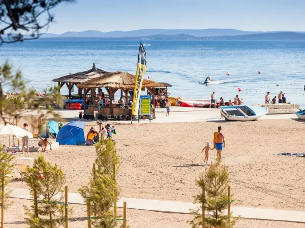 Strand mit Wassersportmöglichkeiten auf dem Campingplatz Roan in der Ferienanlage Zaton.