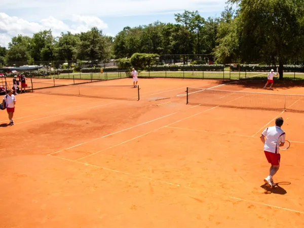 Tennisplätze auf dem Campingplatz Roan Bijela Uvala.