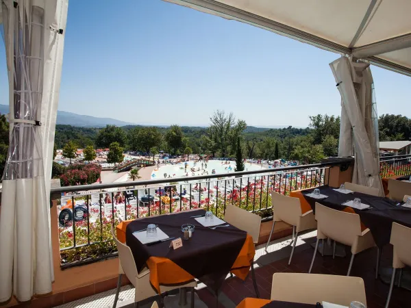 Blick auf den Pool vom Balkon des Restaurants auf dem Campingplatz Roan Norcenni Girasole.