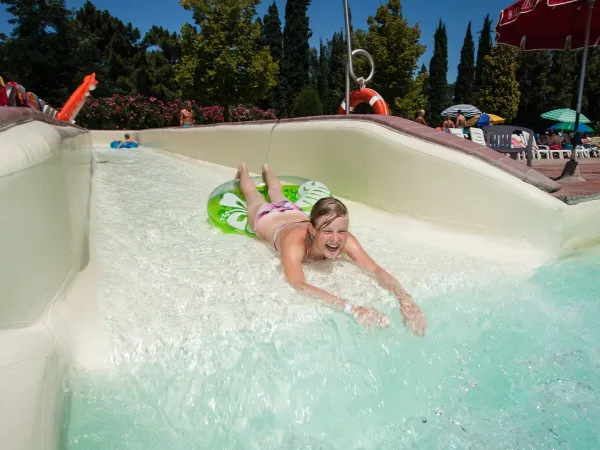 Rutsche im Pool auf dem Campingplatz Roan Norcenni Girasole.