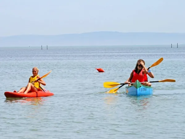 Kanufahren am Strand auf dem Campingplatz Roan Turistico.