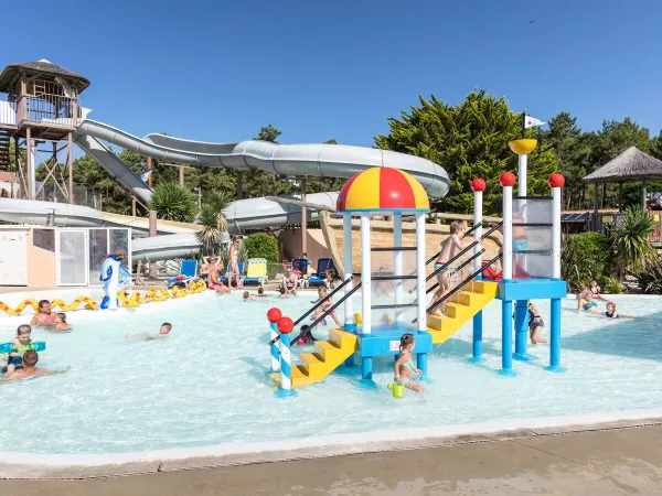 Kinderbecken mit Wasservorrichtung auf dem Campingplatz Roan Le Vieux Port.